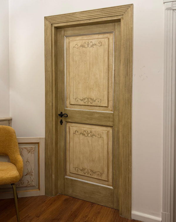 Porta laccata anticata